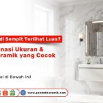 Kamar mandi minimalis dengan keramik motif marmer warna terang untuk kesan luas