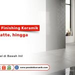 Tampilan berbagai jenis finishing keramik glossy, matte, dan textured untuk lantai dan dinding dalam interior rumah modern.