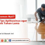 Pemasangan lantai vinyl motif kayu oleh tukang di ruang tamu modern, produk Pondok Keramik.