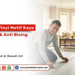 Pemasangan lantai vinyl motif kayu di ruang tamu modern dengan tampilan hangat, anti air, dan anti bising.