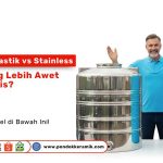 Perbandingan tandon air plastik warna biru dan tandon stainless dengan pria berdiri di antaranya, produk dari Pondok Keramik.
