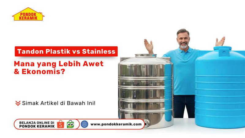 Perbandingan tandon air plastik warna biru dan tandon stainless dengan pria berdiri di antaranya, produk dari Pondok Keramik.