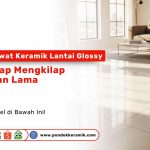Tips Merawat Keramik Lantai Glossy. Sebuah ruangan dengan lantai keramik glossy yang bersih dan mengkilap, dengan alat pel di samping