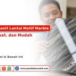 Review Granit Lantai Motif Marble. Seorang pria sedang memegang dan menunjukkan ubin granit dengan corak marmer yang elegan.