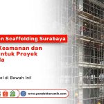 Persewaan Scaffolding Surabaya. Para pekerja konstruksi sedang bekerja di atas struktur scaffolding yang tinggi pada sebuah proyek bangunan besar.