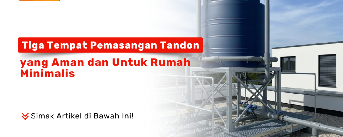 Tiga Tempat Pemasangan Tandon Air. Sebuah tandon air besar berwarna biru terpasang di atap rumah dengan struktur penyangga yang kokoh, ideal untuk rumah minimalis.