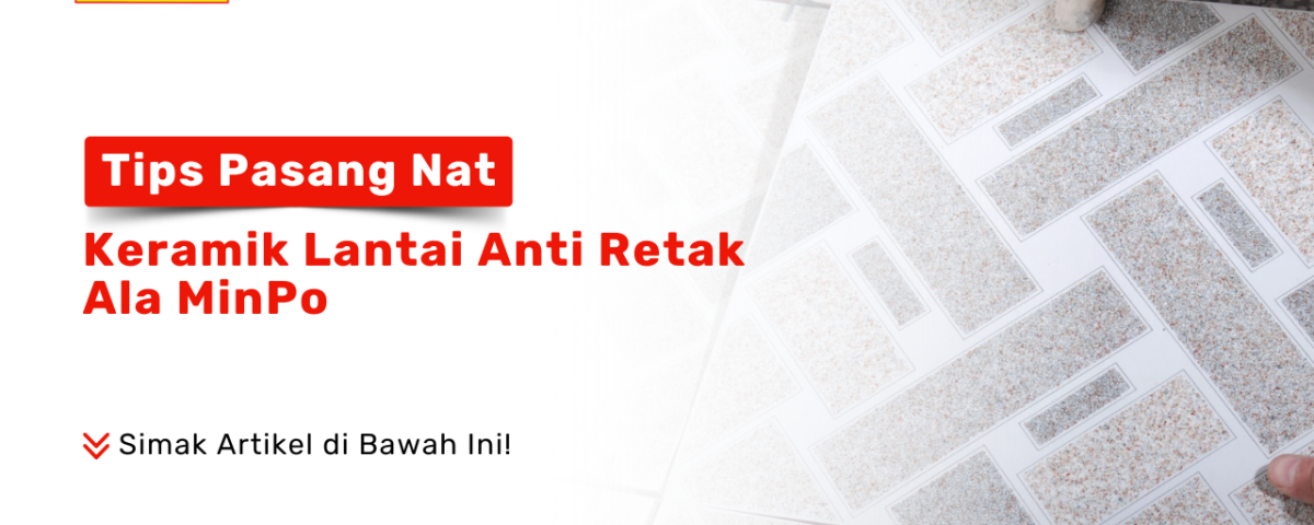 Seorang pekerja memasang keramik dengan pola geometris. Di pojok kiri atas terdapat logo 'Pondok Keramik' dan teks 'Tips Pasang Nat Keramik Lantai Anti Retak Ala MinPo'. Terdapat juga ajakan 'Simak Artikel di Bawah Ini!' dan informasi belanja online di Pondok Keramik.