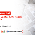 Seorang pekerja memasang keramik dengan pola geometris. Di pojok kiri atas terdapat logo 'Pondok Keramik' dan teks 'Tips Pasang Nat Keramik Lantai Anti Retak Ala MinPo'. Terdapat juga ajakan 'Simak Artikel di Bawah Ini!' dan informasi belanja online di Pondok Keramik.