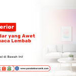 Interior rumah dengan cat anti-pudar dari Pondok Keramik Surabaya yang tetap cerah meski cuaca lembab