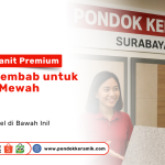Pilihan Granit Premium Tahan Lembab. Seorang sales wanita di Pondok Keramik Surabaya sedang menunjukkan sampel granit kepada seorang pria.