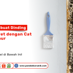 Cara Membuat Dinding Tetap Awet dengan Cat Anti-Jamur. Dinding yang bersih dicat dengan kuas di satu sisi, dan di sisi lain dinding berjamur hitam dan coklat.