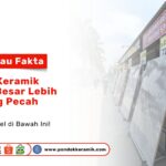 Deretan keramik ukuran besar dengan diskon harga yang dipajang di depan toko sebagai visual mitos atau fakta: apakah keramik ukuran besar lebih gampang pecah