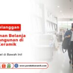 Seorang wanita sedang berjalan di lorong toko bahan bangunan yang luas dan lengkap sebagai visual pengalaman belanja bahan bangunan di Pondok Keramik