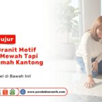 Seorang wanita sedang menyentuh permukaan lantai granit motif marmer yang mengkilap sebagai visual review jujur produk granit motif marmer: mewah tapi tetap ramah kantong