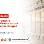 Deretan display granit motif marmer krem yang tersusun rapi di toko sebagai visual 10 motif granit marmer cream untuk ruang tamu hangat