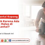 Seorang pria sedang mengetuk lantai keramik menggunakan ujung jari untuk mengecek suara kopong sebagai visual mitos vs fakta teknis