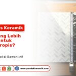 Seorang pria sedang menaiki tangga untuk memeriksa bagian dalam tangki air biru sebagai visual cara mengetahui tandon air sudah perlu dibersihkan