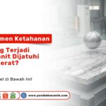 Sebuah bola besi berat yang dijatuhkan ke atas permukaan granit putih abu-abu sebagai visual eksperimen ketahanan granit