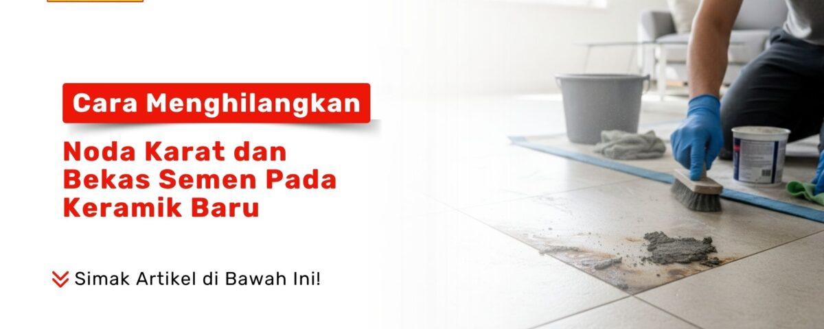 Seorang pria menggunakan sarung tangan biru sedang menyikat noda semen dan karat di lantai keramik putih menggunakan sikat kecil