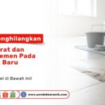 Seorang pria menggunakan sarung tangan biru sedang menyikat noda semen dan karat di lantai keramik putih menggunakan sikat kecil