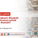 Tampilan jarak dekat lantai Masjid Nabawi dengan motif geometri bintang berwarna cokelat dan biru yang sangat detail dan artistik