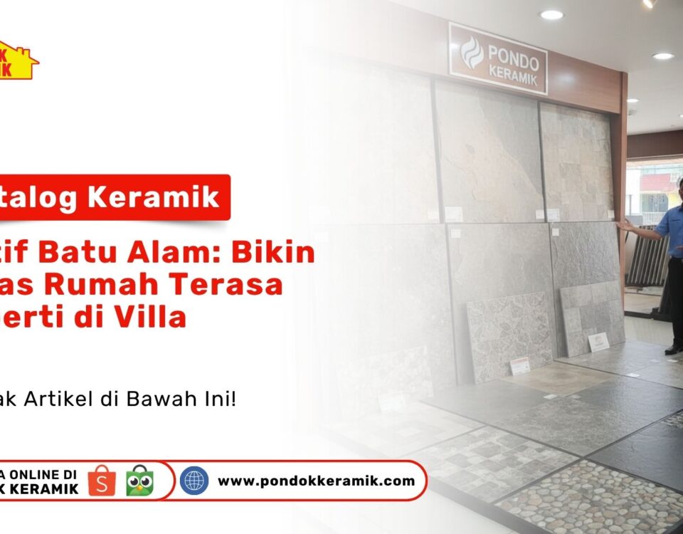 Seorang staf pria di toko bangunan sedang menunjukkan display keramik dinding dan lantai motif batu alam yang beragam