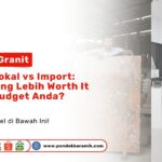 Seorang staf pria sedang menunjukkan dua lempengan granit besar dengan motif berbeda, satu berwarna kecokelatan dan satu hitam bintik putih