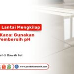 Tampilan lantai granit putih yang sangat mengkilap memantulkan cahaya matahari dari jendela menunjukkan efek pembersihan pH netral
