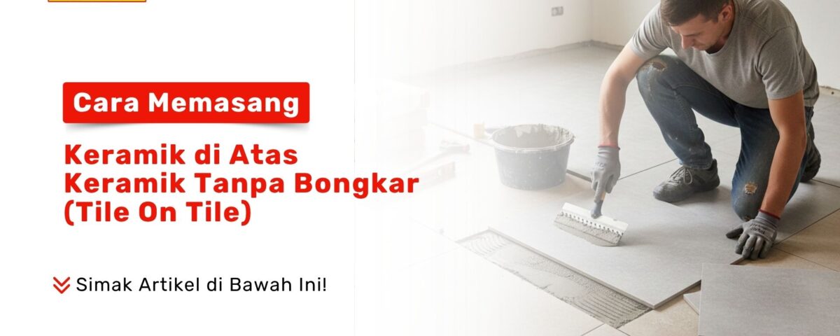 Seorang tukang menggunakan sarung tangan sedang mengoleskan semen perekat di atas lantai lama untuk memasang keramik baru