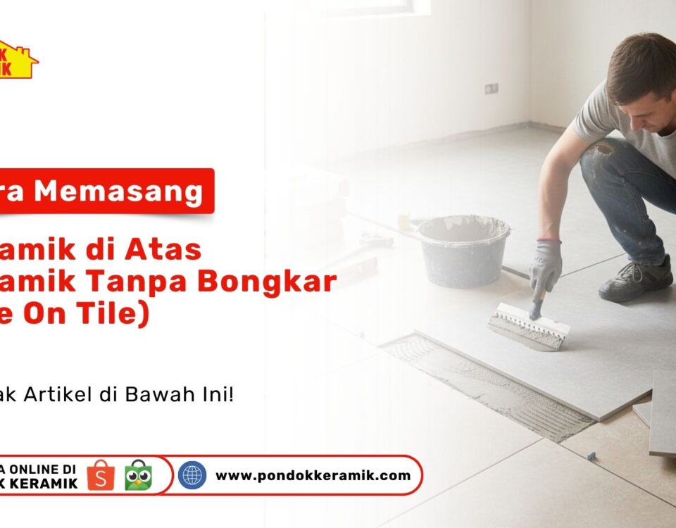 Seorang tukang menggunakan sarung tangan sedang mengoleskan semen perekat di atas lantai lama untuk memasang keramik baru