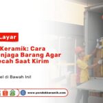 Staf Pondok Keramik mengikat tumpukan kardus keramik di truk pengiriman menggunakan tali pengaman